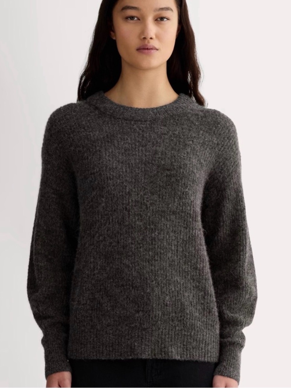 Everlane The Cocoon Crew in Alpaca
Women's Sweater in Charcoal